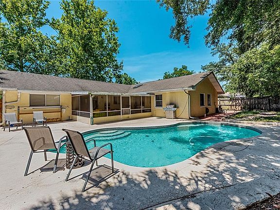 3rd image of 320 Shadow Oak Dr