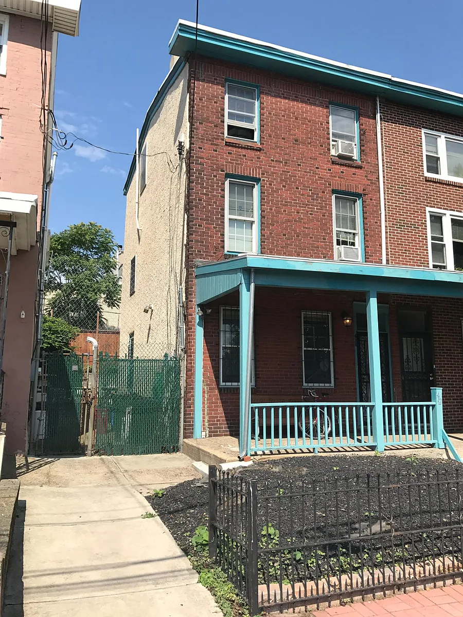Side view to back yard - 412 N 31st St