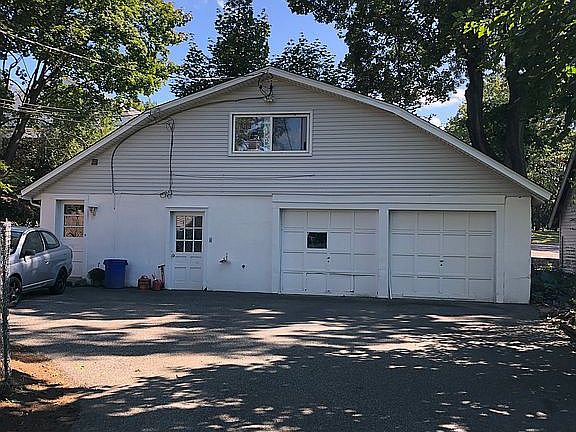 Detached garage/apartment