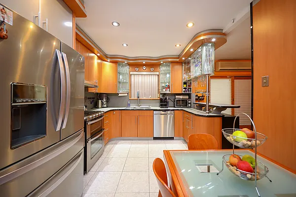 Sold by Momentum Real Estate LLC | media 9