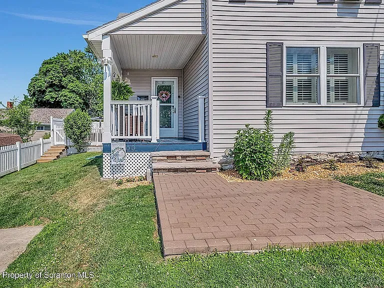 2 bed, 1.5 bath, 1050 sqft, $1,600 — Photo 4