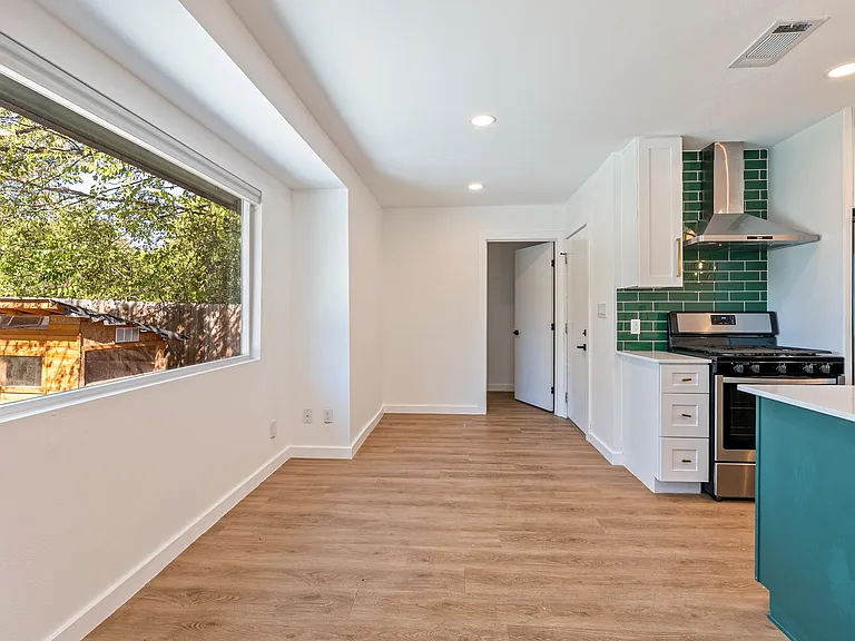 5200 King Charles Dr — Photo 8