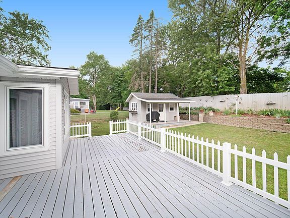 3rd image of 1022 Crestwood Ln