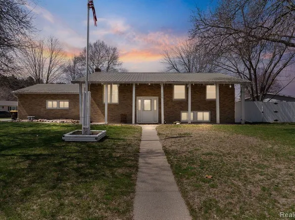 114 Essex Dr, Saint Louis, MI 48880