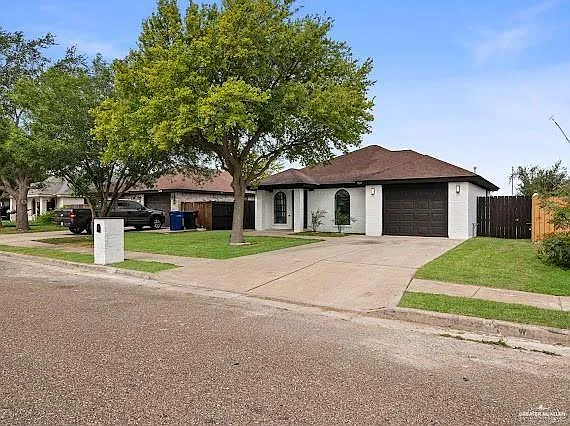 3 bed, 2.0 bath, 1158 sqft, $1,800 — Photo 2