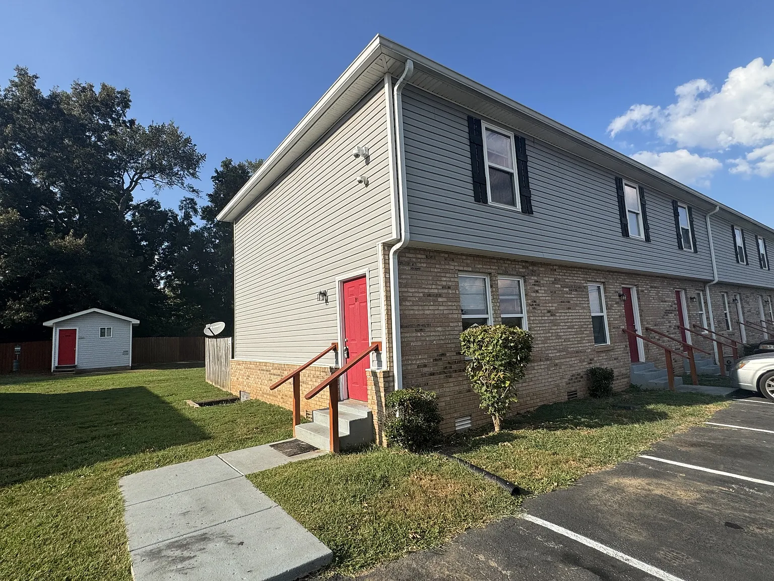 2 bed, 1.5 bath, 1000 sqft, $1,050 — Photo 1