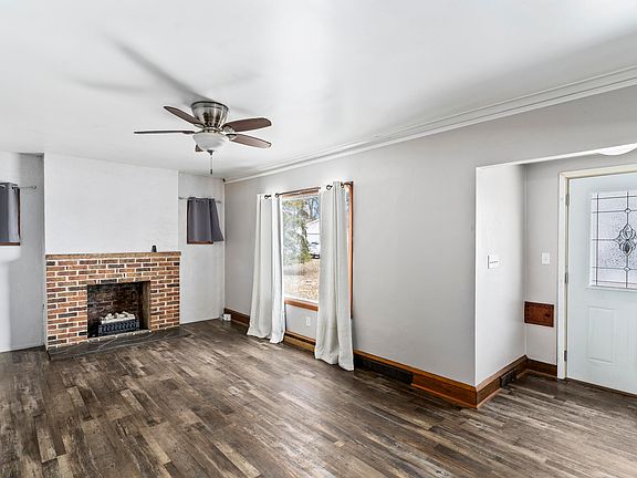 3rd image of 914 W Brewster St