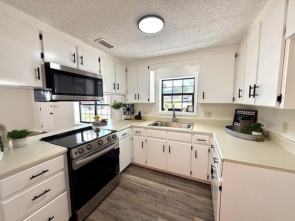 5th image of 103 Myrtle St