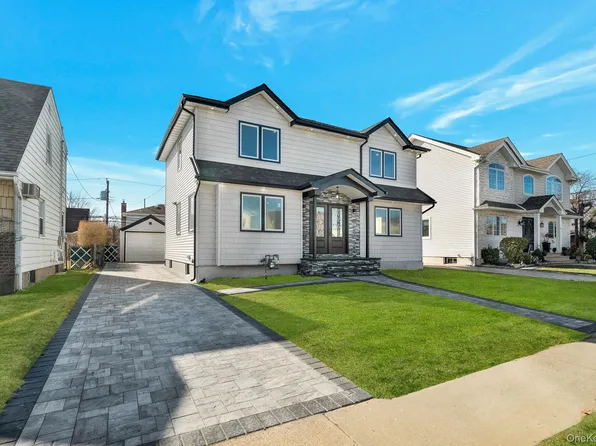 9 Park E, New Hyde Park, NY 11040