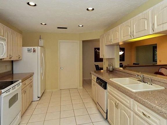 2nd image of 3840 Wilshire Cir #32