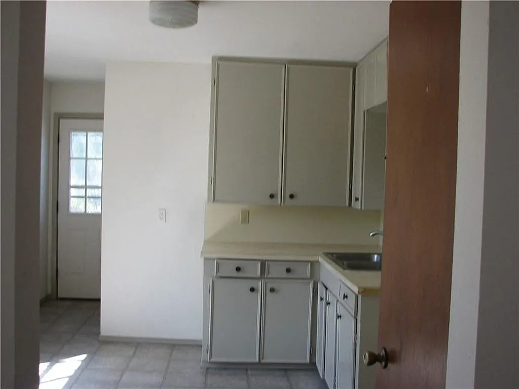 3 bed, 1.0 bath, 734 sqft, $900 — Photo 2