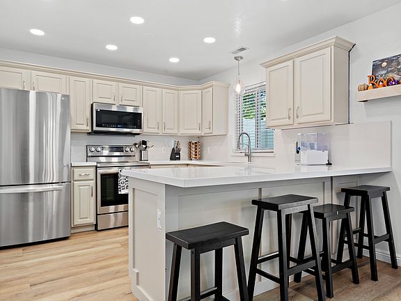 5th image of 1204 E Blackhorse Dr