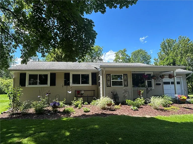 225 N Park Dr — Photo 1