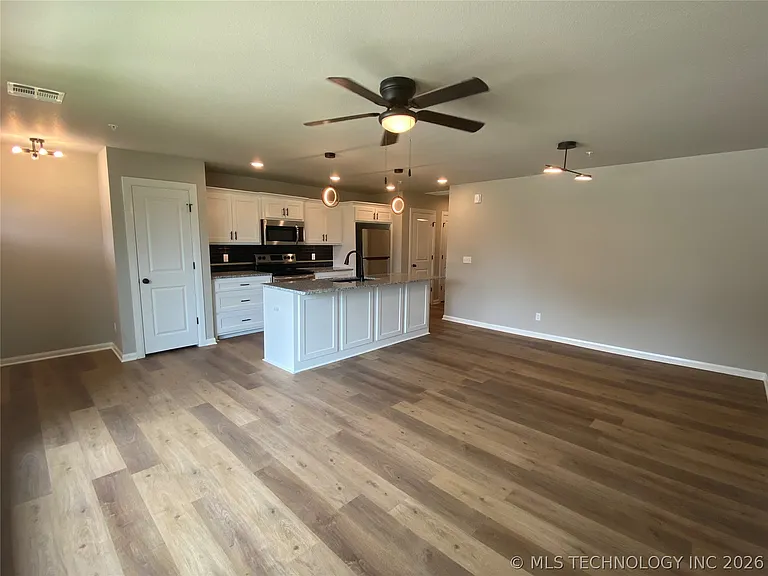 207 E 3rd St N #D — Photo 4