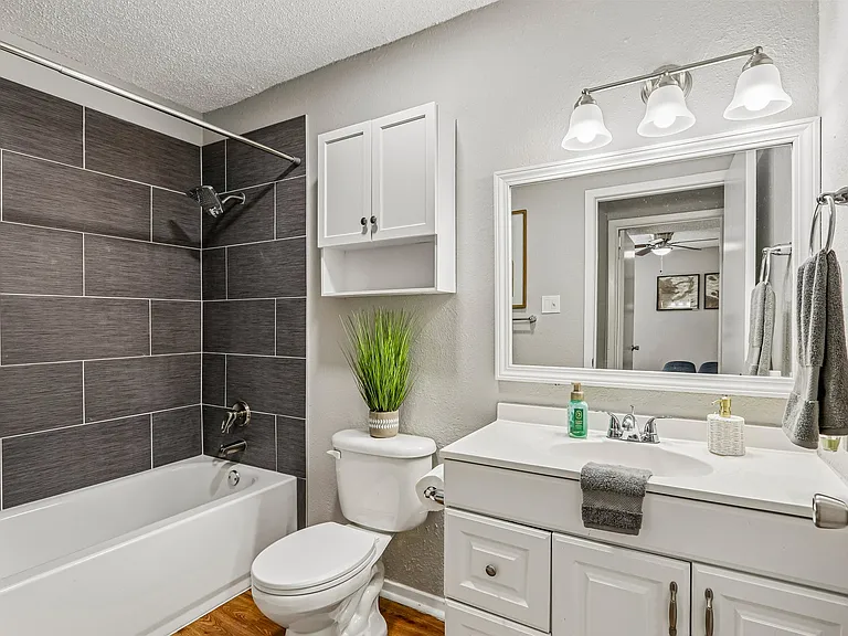 Heritage Hill Apartments — Photo 9