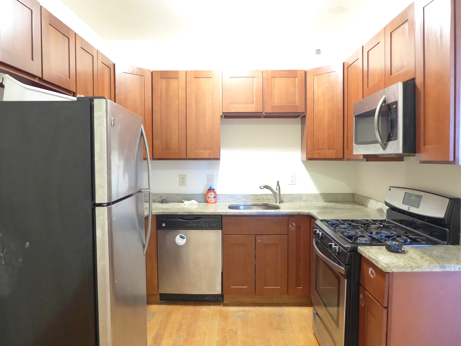 3 bed, 1.5 bath, 9999 sqft, $3,400 — Photo 3