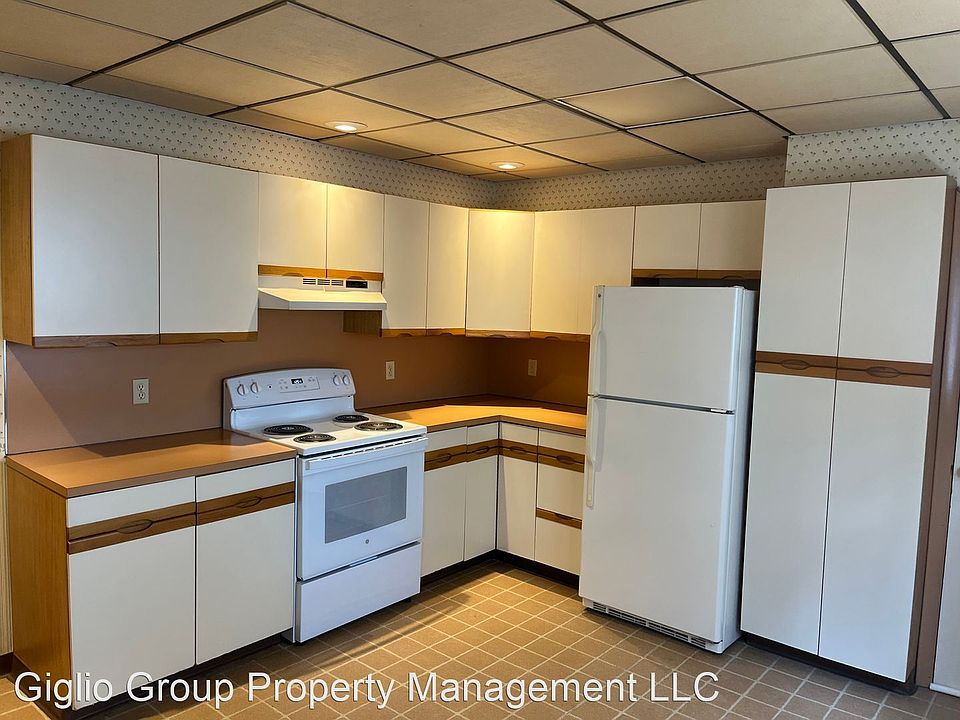 1st image of 940 Woodlawn St Floor 1