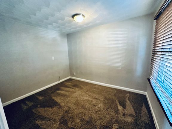 2nd image of 735 Lanier Cres