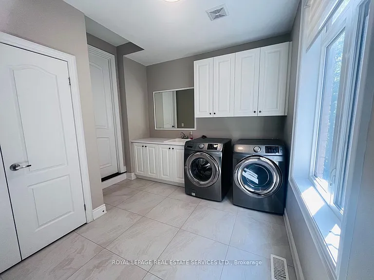 2366 Chateau Cmn — Photo 13