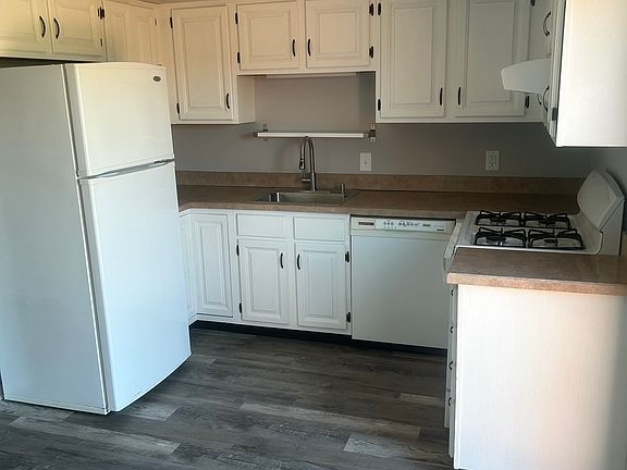 5th image of 240 Spruce Ct