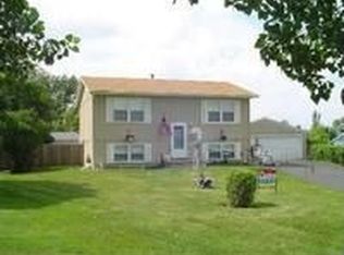 180 Park Ct, Gilberts, IL 60136