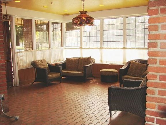 3rd image of 800 E Highland Ave