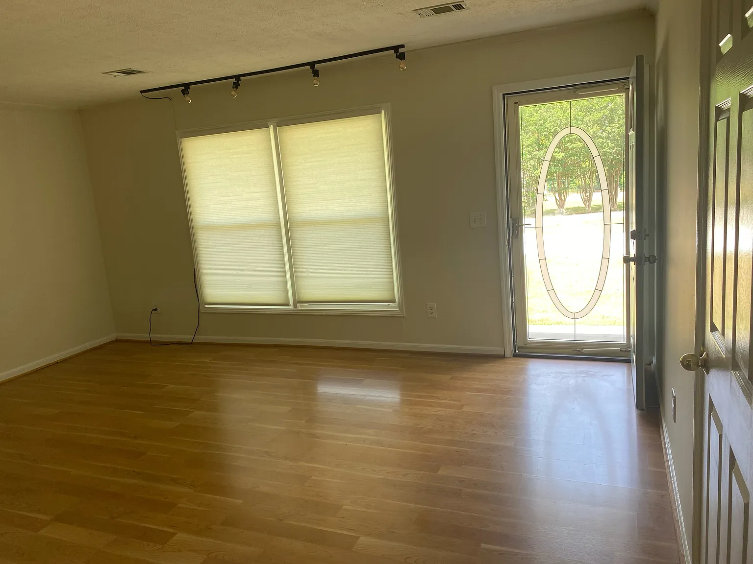 3 bed, 1450 sqft, $1,975 — Photo 3