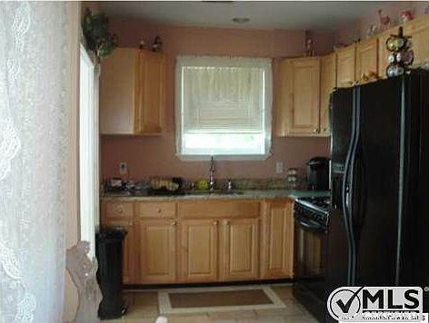4th image of 574 Vaughn Ave