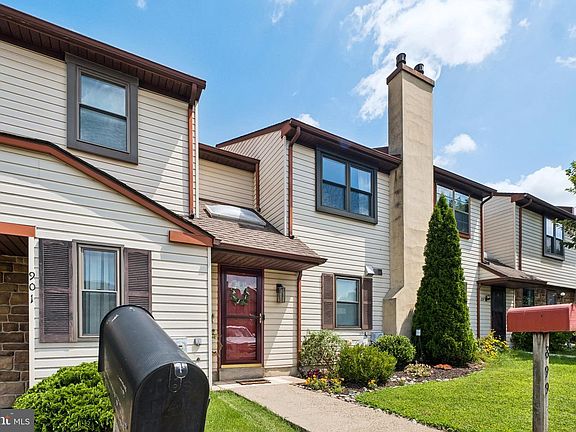 4th image of 899 Andover Pl