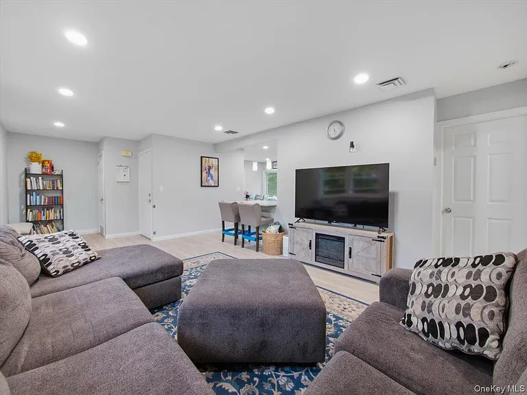 784 Brookridge Dr — Photo 5