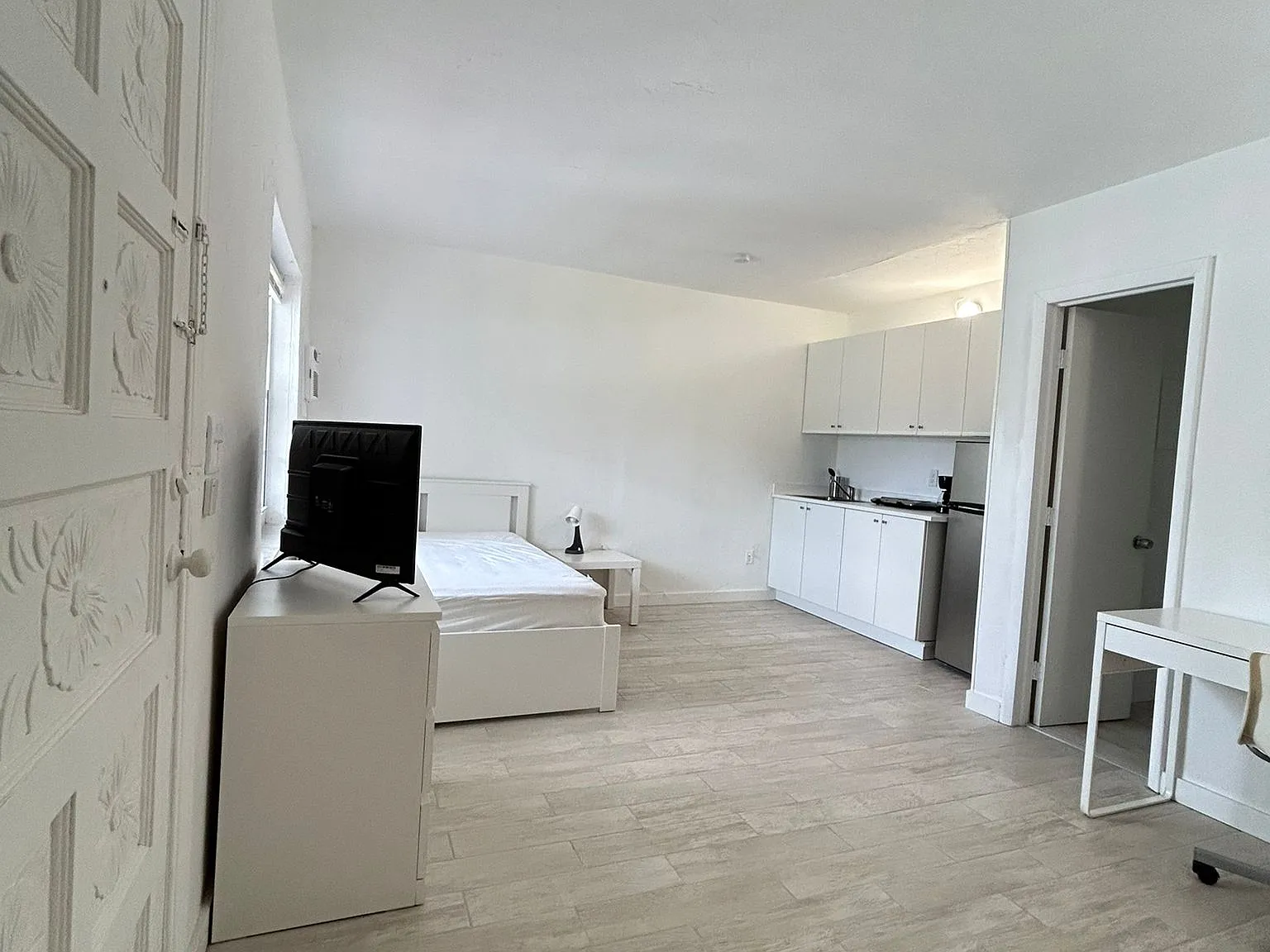 Studio, 300 sqft, $1,400 — Photo 2