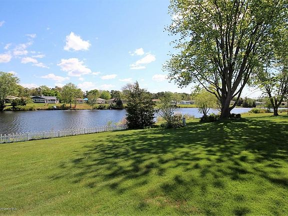 5th image of 200 Harrington Dr N