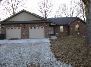 70 Memorial Ct, Highland, IL 62249