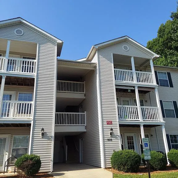 905 Hanahan Ct — Photo 2