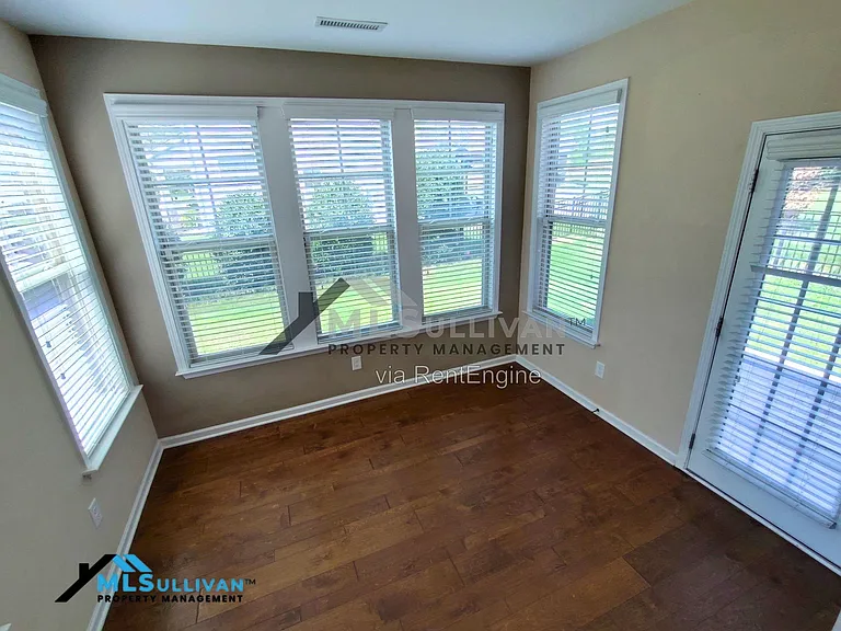 207 Maple Walk St — Photo 12