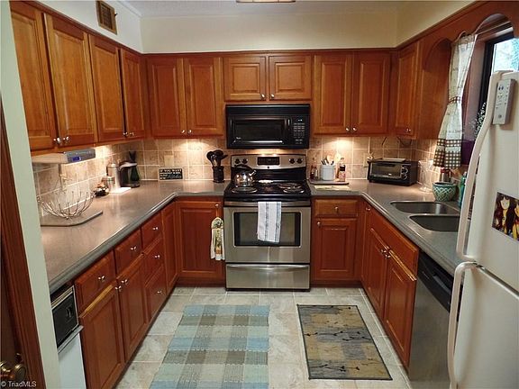 5th image of 244 Northpoint Ave Unit A