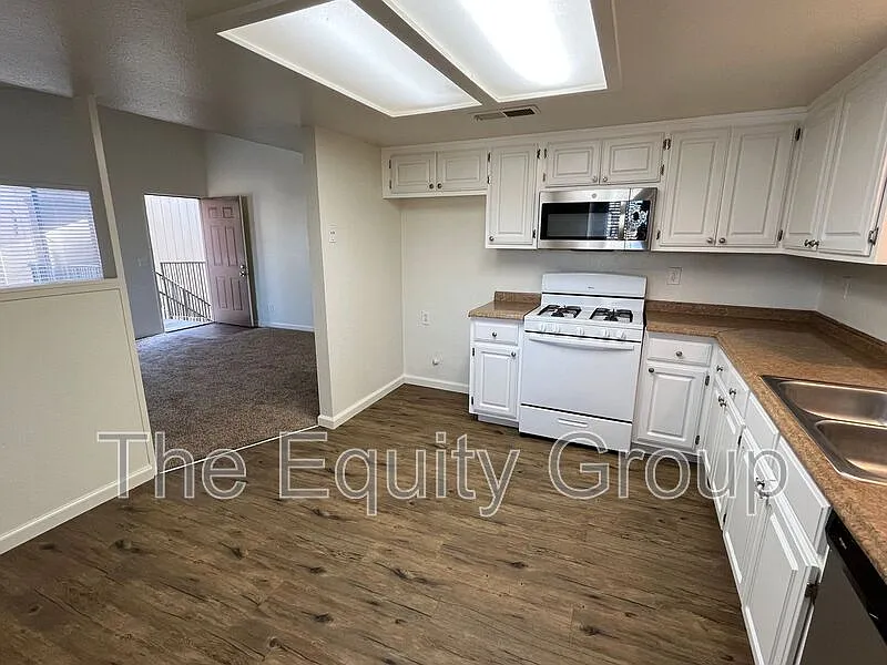 2 bed, 1.0 bath, 877 sqft, $1,340 — Photo 4