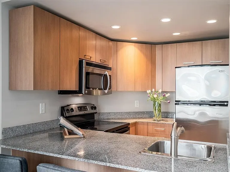 1212 Howe St #404 — Photo 3