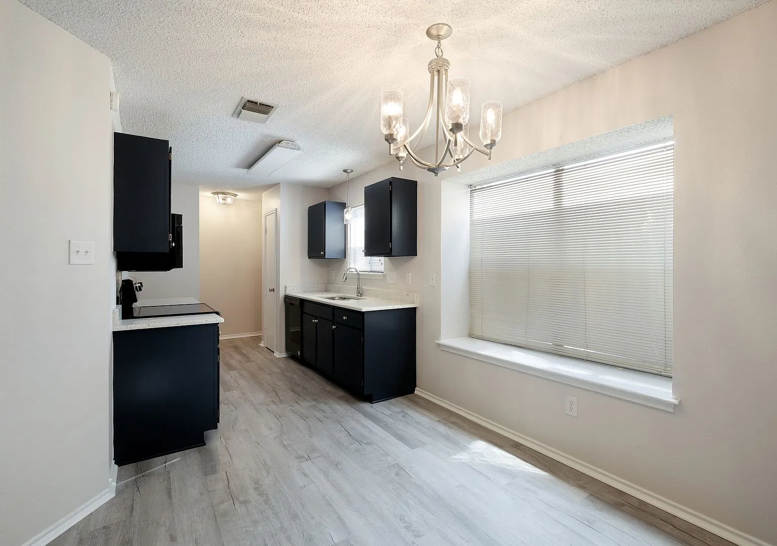 Charming 3-Bedroom Near Randolph AFB — Photo 1
