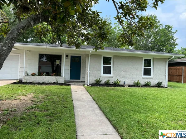 2304 E Mistletoe Ave, Victoria, TX 77901