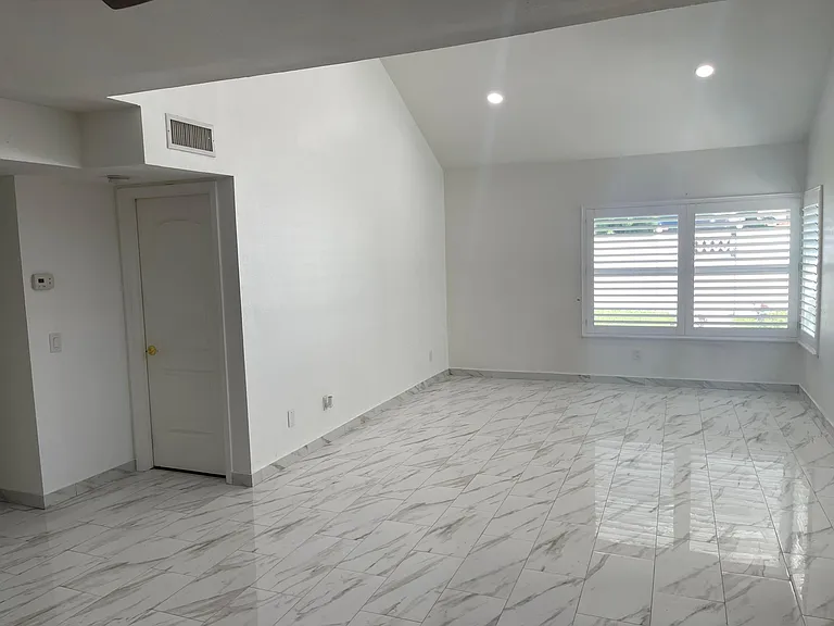 652 E Skylark Dr — Photo 2