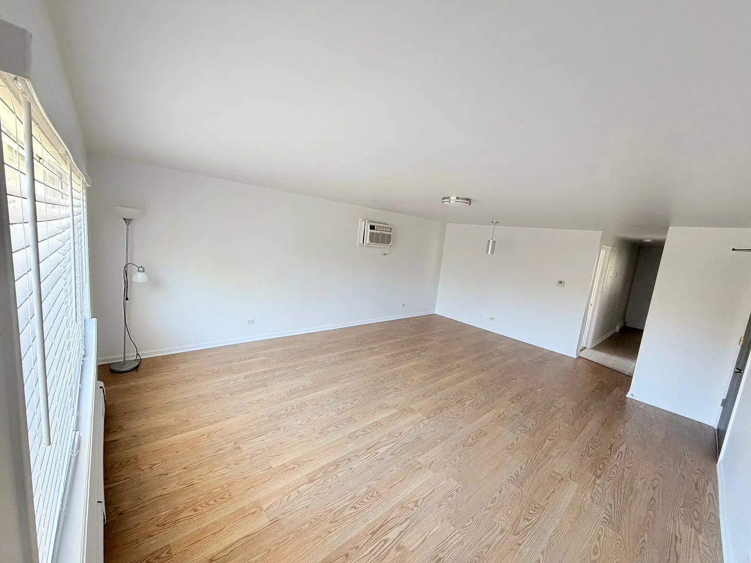 Apartment Available 1 Room - 1 bathroom — Photo 1