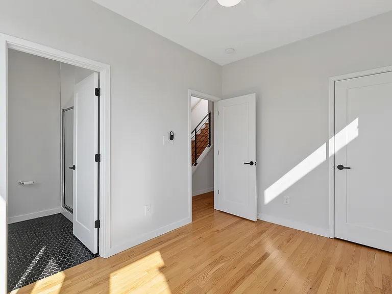 1310 W Clay St — Photo 18
