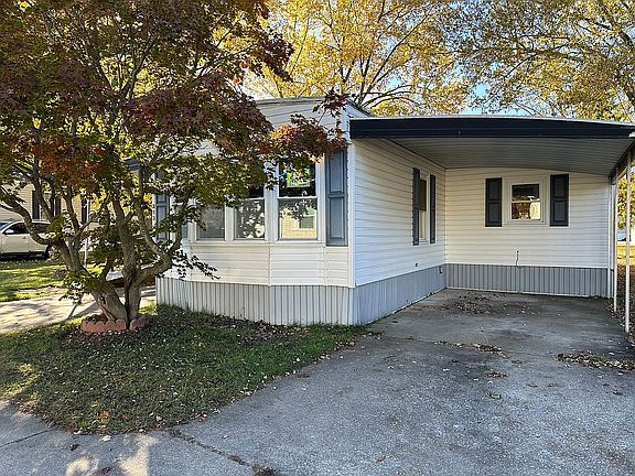 Spacious carports (2)