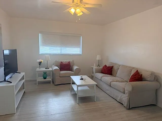 1 bed, 1.0 bath, 739 sqft, $1,600 — Photo 2