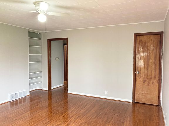 Living Room 15'10" x 13'11"