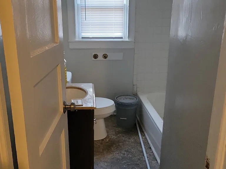 Bathroom with Tub/shower combo