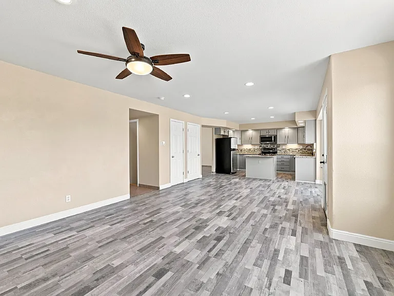 5644 Mountain Garland Dr — Photo 13