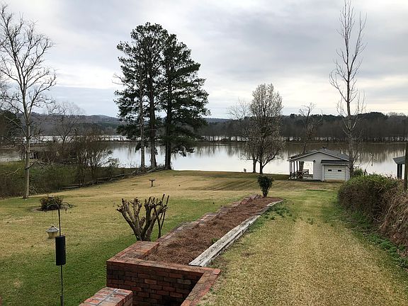 Nice, sloping yard to water