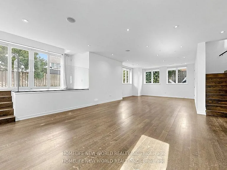 220 Roe Ave — Photo 19